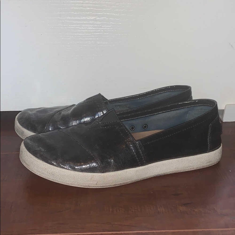 Black leather TOMS